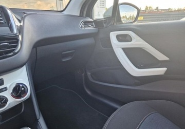 Peugeot 208 I Hatchback 5d Facelifting 1.2 PureTech 82KM 2018 Peugeot 208 Peugeot 208 1.2 Benz 82KM Active 1.2 Benzyna 82KM, zdjęcie 12