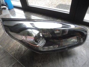 LAMPA PRAWY PRZÓD XENON KIA CARENS IV