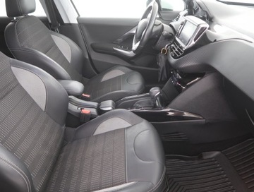 Peugeot 2008 I SUV Facelifting 1.2 PureTech 110KM 2018 Peugeot 2008 1.2 PureTech, Salon Polska, zdjęcie 8
