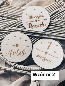 Деревянные доски-месяцы для детских фотографий.