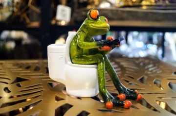 ФИГУРА ЛЯГУШКИ В ТУАЛЕТЕ СО СМАРТФОНОМ ВАННАЯ КОМНАТА