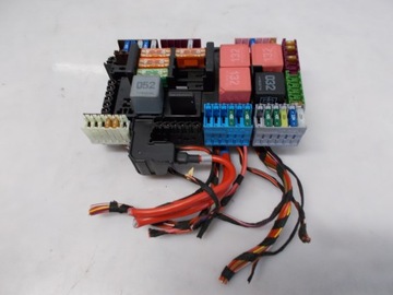 SKRZYNKA BEZPIECZNIKÓW MERCEDES C-klasa W205