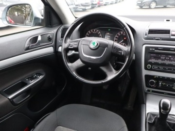 Skoda Octavia II Hatchback Facelifting 1.6 TDI CR DPF 105KM 2012 Skoda Octavia 1.6 TDI, Klima, Klimatronic, zdjęcie 6