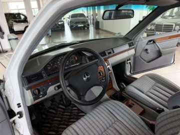 Mercedes W124 Sedan 2.0 118KM 1991 Mercedes-Benz W124 (1984-1993) 2.0 Benzyna 118KM, zdjęcie 23