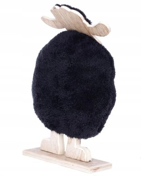 Овца БОЛЬШАЯ ЧЕРНАЯ ОВЦА стоит счастливой Пасхи