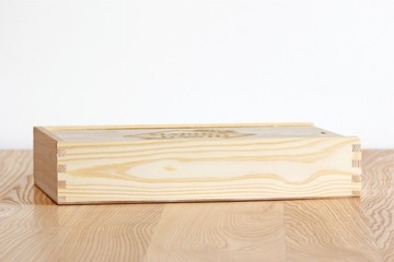 Коробка с гравировкой для фотографий 18х23 на флешке.