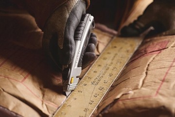 STANLEY 10-099 НОЖ 99E ВЫДВИЖНОЕ ТРАПЕЦЕИДНОЕ ЛЕЗВИЕ