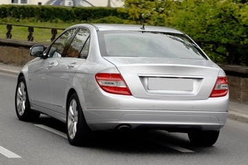 MERCEDES W204 НАКЛАДКА ЗАДНЕГО БАМПЕРА ЦЕНТРАЛЬНАЯ