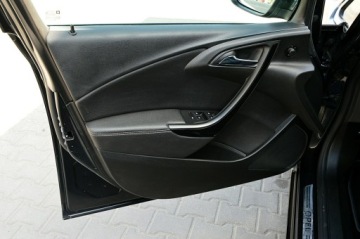 Opel Astra J Sedan 1.4 Turbo ECOTEC 140KM 2014 Opel Astra Sedan 1,4 Turbo 140Km Xenon Ledy Navi, zdjęcie 4