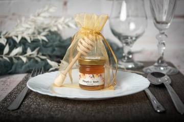 ГОСТЬ благодарит ПРИЧАСТЬЕ мешочек с медом на крещение