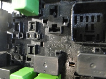 MITSUBISHI OUTLANDER 2 II FACELIFT FL 2,0B SKŘÍŇKA POJISTEK 8565A024