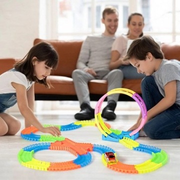 Игрушечная автомобильная трасса, светящаяся в темноте