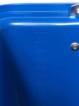 КОРМУШКА ДЛЯ ВОДЫ ДЛЯ ЛОШАДЕЙ С КРЮЧКАМИ И БОЧКОЙ 12Л