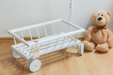 Большая деревянная тележка-лестница с резиновыми колесами, белый сад