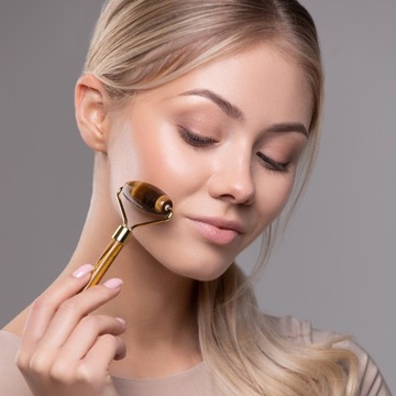 МАССАЖНЫЙ РОЛИК ДЛЯ ЛИЦА уменьшает отеки и темные круги под глазами.