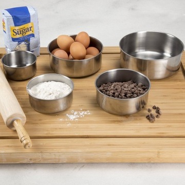 Набор из 5 чаш из нержавеющей стали с крышками.