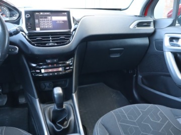 Peugeot 2008 I SUV Facelifting 1.2 PureTech 110KM 2016 Peugeot 2008 1.2 PureTech, Salon Polska, zdjęcie 7