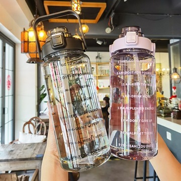 Water Jug Портативная бутылка для воды емкостью 2 л.
