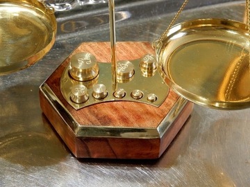 WAGA SZALKOWA MOSIĘŻNA PODSTAWA DREWNO SKLEP APTEKA JUBILER GRAWERUNEk