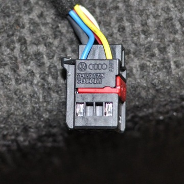 PORSCHE MACAN (95B) 2015 PRAVÁ STRANA TLUMIČ KRYT ZADNÍ KUFRU