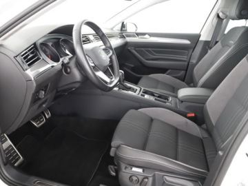Volkswagen Passat B8 Variant Facelifting 2.0 TDI SCR 200KM 2023 Volkswagen Passat Alltrack | APP | Panorama | Hak, zdjęcie 8