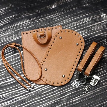 Различные наборы кожаных рюкзаков, связанных крючком.