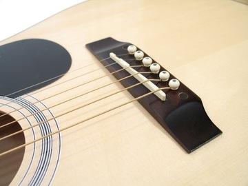 Акустическая гитара Pengano с более широким грифом.