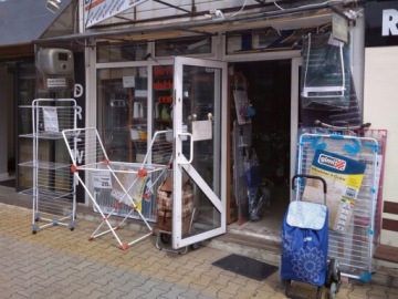 Черная подвесная подставка для цветов с горшками TRIFLORA Umbra