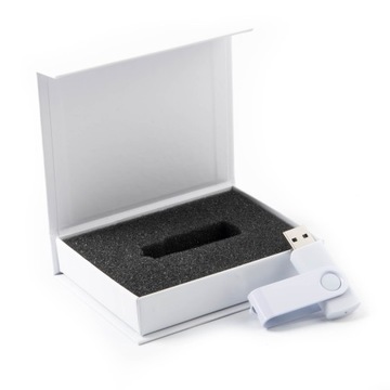 Флешка Twister 32 ГБ USB 2.0 + белая коробочка с магнитом + гравировка КРЕЩЕНИЕ