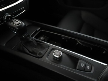 Volvo V60 I Kombi Facelifting 2.0 D4 DRIVE-E 190KM 2018 Volvo V60 2.0 D4 Automat Momentum Nawigacja, zdjęcie 29