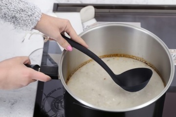 НАБОР КУХОННОЙ ПОСУДЫ, набор из черного нейлона, половник, ситечко, ложка.