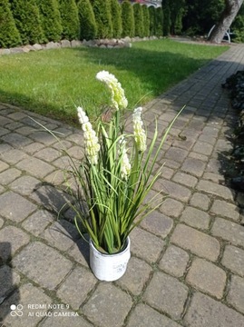 Trawa sztuczna w doniczce 62 cm z kremowy kwiatem