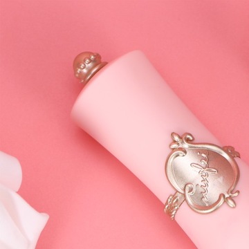 Стойкая увлажняющая помада - светло-розовая.