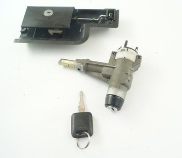 Stacyjka z kluczykiem Audi 80 B4 893905851D