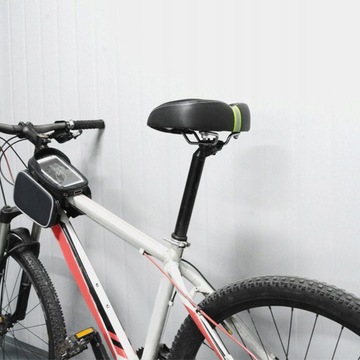 Широкое, большое велосипедное сиденье с большой спинкой.