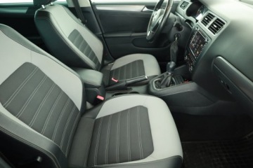 Volkswagen Jetta VI Sedan 1.6 TDI CR DPF 105KM 2012 VW Jetta 1.6 TDI, Salon Polska, Klima, zdjęcie 6