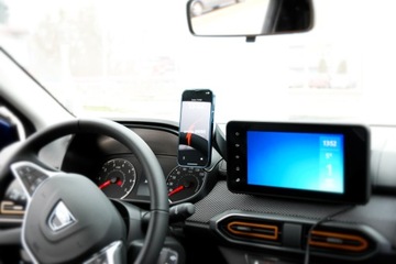 Магнитный держатель MagSafe с зарядным устройством Dacia Sandero 3