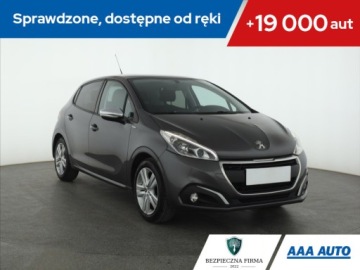 Peugeot 208 I Hatchback 5d Facelifting 1.2 PureTech 82KM 2017 Peugeot 208 1.2 PureTech, Salon Polska