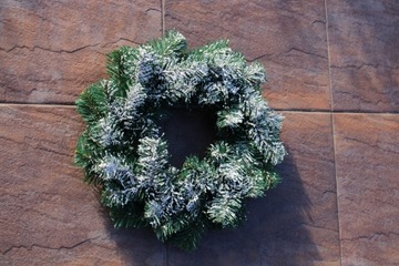 Дверной венок Алмазная сосна, засыпанная снегом