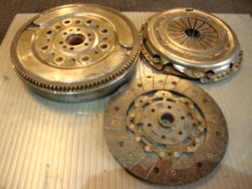 FORD FOCUS MK2 1.6TDCI KOLO DVOUHMOTNÉ 3M51-6477-CL PŘÍTLAČÁK 889