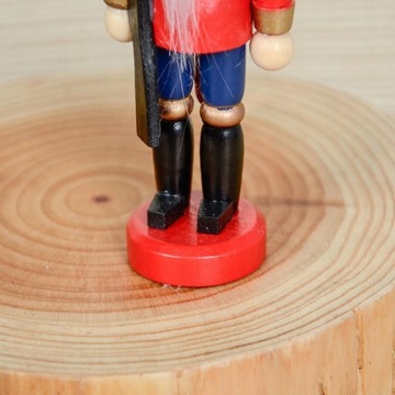 Figurki z drewna dziadka do orzechów w mundurze,