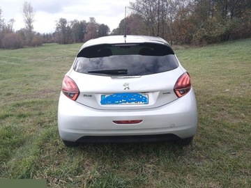 Peugeot 208 I Hatchback 5d Facelifting 1.6 BlueHDi 100KM 2016 Peugeot 208 Blue-HDi 100 Stop/Start Allure 99KM 2016r bezwypadkowy, zdjęcie 4