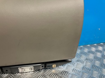 VOLVO S60 И ПАССАЖИРСКАЯ ПЕРЧАТКА НА ПАНЕЛИ 8650374