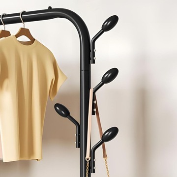 Вешалка для одежды, стоящая до зала металлические туфли на пол.