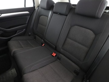 Volkswagen Passat B8 Variant 2.0 TDI BlueMotion SCR 150KM 2019 Volkswagen Passat 2.0TDI Comfortline Tempomat, zdjęcie 16