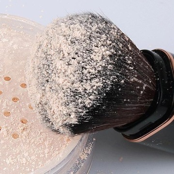 Портативная выдвижная кисть для макияжа с чехлом.