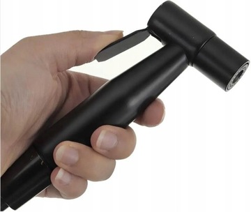 Душевая головка для биде и черный шланг для биде.