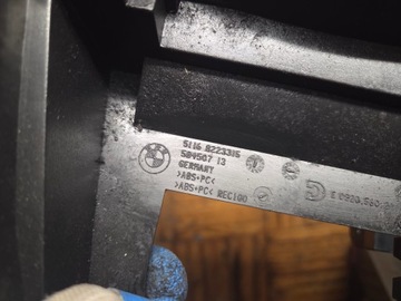 DRŽÁK OPĚRADLA CENTRÁLNÍ BMW E65 8223315
