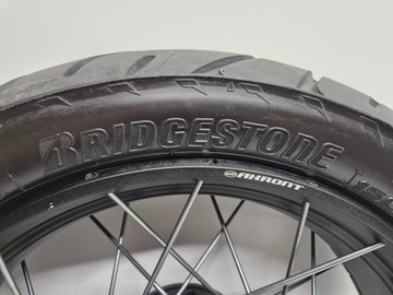 Triumph Tiger 800 XC (16-) возле передней передней задней части шины 150/70-17