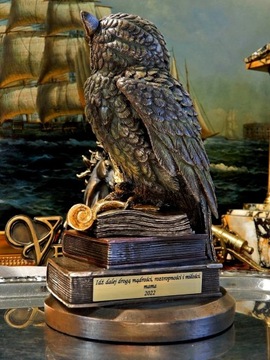 СОВА С ПЕРО НА КНИГАХ УЧИТЕЛЬ ВЕРОНЕЗЕ v